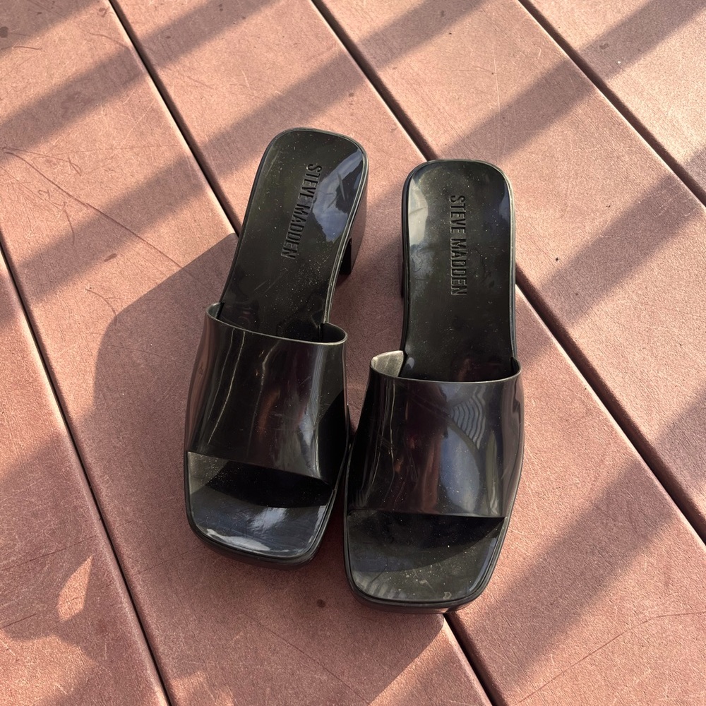 HARLIN BLACK STEVE MADDEN CHUNKY SANDALS